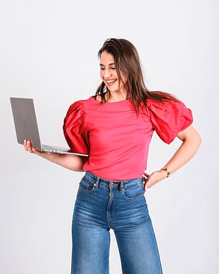 Julia Nowicka z laptopem układa harmonogram publikacji na Instagramie