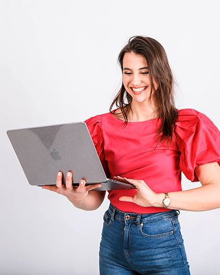 Julia Nowicka sprawdza opisy pod SEO przed publikacją treści