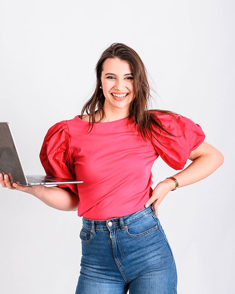 Julia Nowicka podczas pracy nad treściami do social mediów klientów