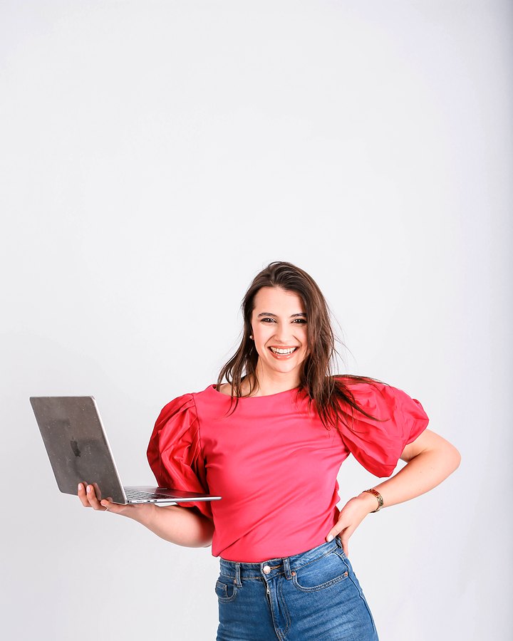 Julia Nowicka, social media managerka prowadząca obsługę social media na Instagramie, Facebooku, TikToku i LinkedInie