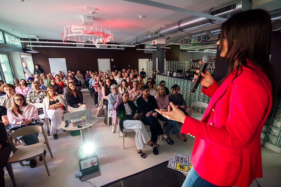 Julia Nowicka jako prelegentka konferencji Czwartki Social Media w Poznaniu